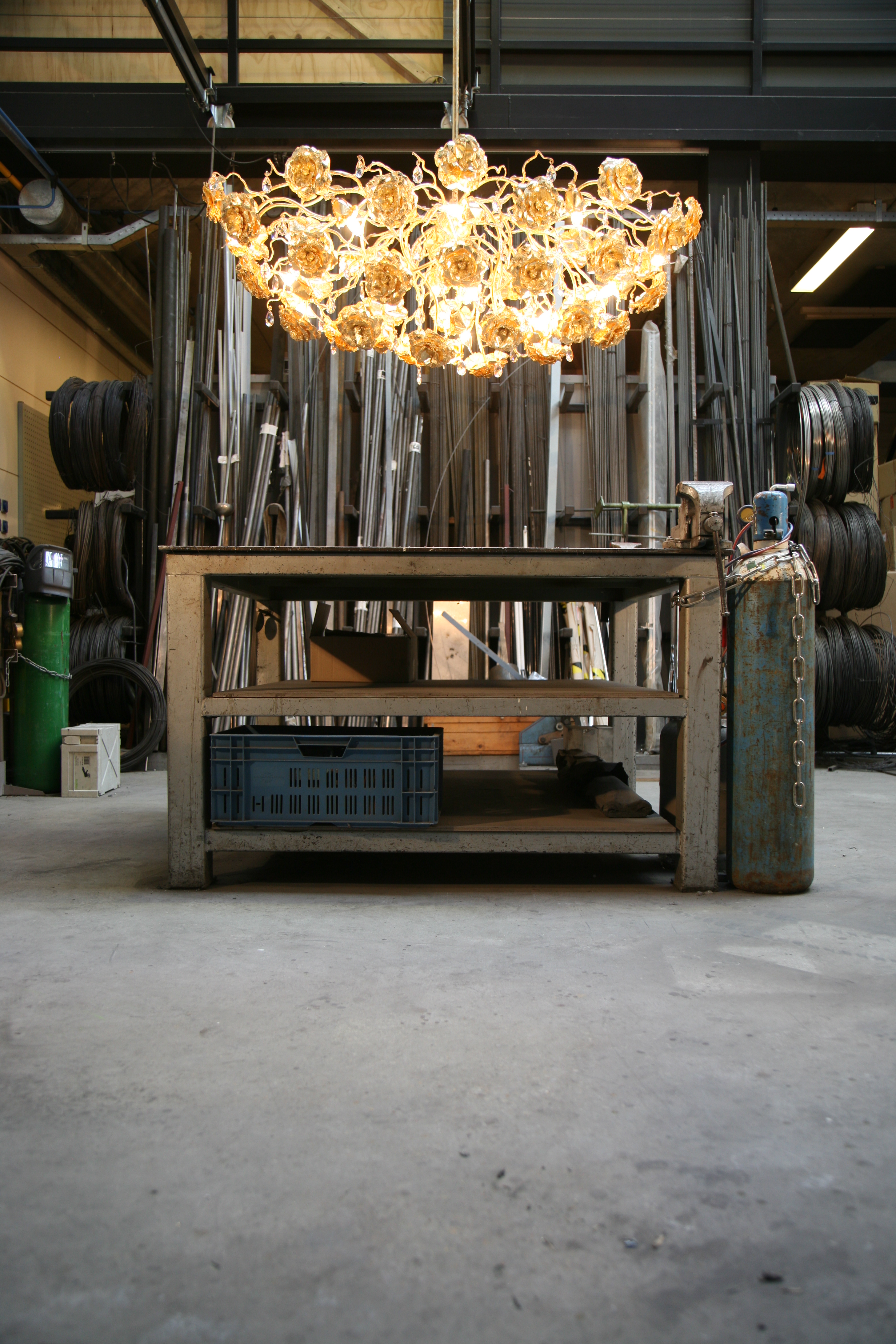 brandvanegmond_loveyouloveyounot_chandelier_oval_customised_gold (2)